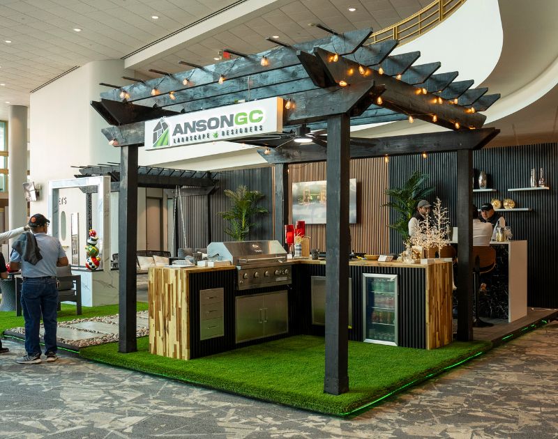 Homeowners and exhibitors at a Nationwide Expos home show, photo 1